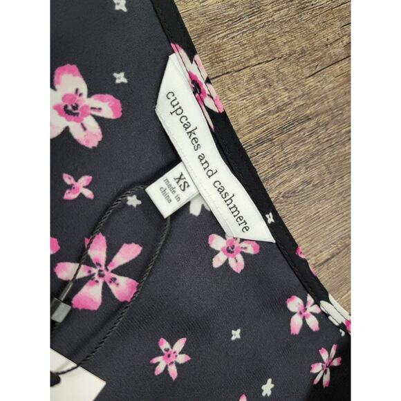 Cupcakes & Cashmere NWT Sapphire Printed Crepon Blouse Sweetheart Neck XS - Picture 2 of 5